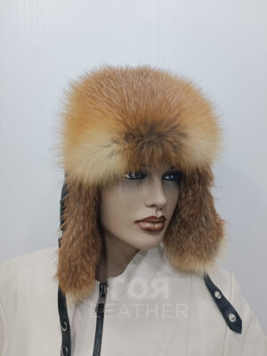 SH- 53 | ЦВЯТ: Черен с лисица Кожена шапка ушанка, изработена от агнешка напа в цвят черен и лисица натурален. Вътрешна част ватиран хастар. В задната част моделт разполага с катарама за корекция на обема. Моделът е подходящ и за мъже, и за жени.