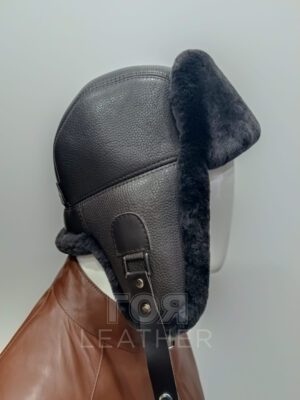 SH- 53 | ЦВЯТ: Черен Кожена шапка ушанка, изработена от агнешка напа в комбинация с агнешка тула. В задната част моделт разполага с катарама за корекция на обема. Моделът е подходящ и за мъже, и за жени.