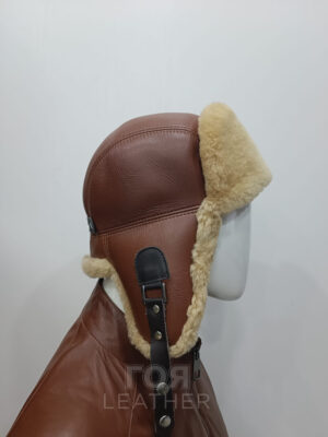 SH- 53 | ЦВЯТ: Камел с бежов мутон Кожена шапка ушанка, изработена от агнешка напа в камел цвят и агнешка тула-мутон в бежово. В задната част моделт разполага с катарама за корекция на обема. Моделът е подходящ и за мъже, и за жени.