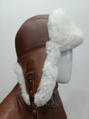 SH- 53 | ЦВЯТ: Камел Кожена шапка ушанка, изработена от агнешка напа в комбинация с агнешка тула. Моделът е подходящ и за мъже, и за жени.