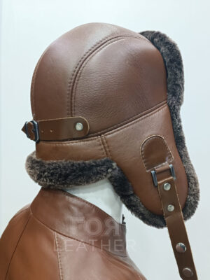 SH- 53 | ЦВЯТ: Камел с кафяв мутон Кожена шапка ушанка, изработена от агнешка напа в цвят камел и агнешка тула-мутон тъмно кафяв. В задната част моделт разполага с катарама за корекция на обема. Моделът е подходящ и за мъже, и за жени.