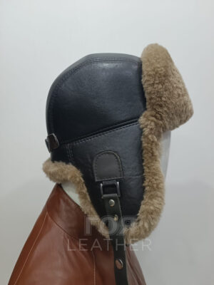 SH- 53 | ЦВЯТ: Тъмно кафяв с бежов мутон Кожена шапка ушанка, изработена от агнешка напа в тъмно кафяв цвят и агнешка тула-мутон в бежово. В задната част моделт разполага с катарама за корекция на обема. Моделът е подходящ и за мъже, и за жени.