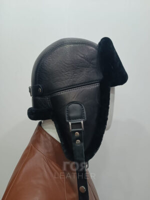 SH- 53 | ЦВЯТ: Черен Кожена шапка ушанка, изработена в комбинация от агнешка напа и агнешка тула-мутон. В задната част моделт разполага с катарама за корекция на обема. Вътрешна част ватиран хастар. Моделът е подходящ и за мъже, и за жени.