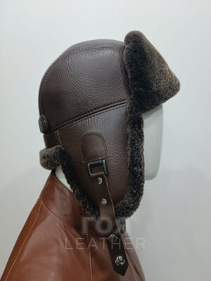 SH- 53 | ЦВЯТ: Кафяв Кожена шапка ушанка, изработена в комбинация от агнешка напа и агнешка тула-мутон. В задната част моделт разполага с катарама за корекция на обема. Вътрешна част ватиран хастар. Моделът е подходящ и за мъже, и за жени.