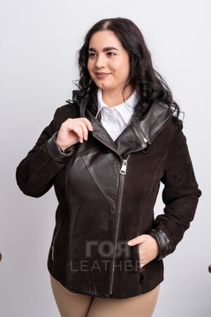 VK- A 05 V | ЦВЯТ: Кафяв Дамско вталено яке с подвижна качулка от колекция ГОЯ Leather. Моделът е изработен от висококачествена агнешка кожа в комбинация от велур и гладка напа. Якето е изработено в красив и модерен шоколадово кафяв цвят. Качулката се сваля на цип и на нейно място може да се монтира яка (в комплекта) 3в1. Модела разполага с два външни джоба, защитени с метален цип. Якето предоставя три различни визии. Сигурни сме, че ще бъде любима дреха във вашия гардероб.