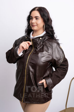 Дамско модерно комбинирано кожено яке с качулка VK- H 011 Това модно яке от естествена кожа с качулка е перфектният избор за стилни и модерни жени! Този продукт се отличава с висококачествен материал и професионална изработка. Якето е с удобна дължина от 62-63 см, което ви позволява да подчертаете стройните си крака. Закопчаването с цип осигурява бързо и лесно обличане. Кафявият цвят допълва перфектно всеки гардероб, допълвайки всяка визия. Качулката добавя елегантност и предпазва от вятър и дъжд. Комбинацията на декоративни ципове, различни текстури гладка напа и велур добавят допънителен чар на модела. Този артикул е не само стилен, но и практичен. Естествената кожа ще издържи години, запазвайки оригиналния си вид с правилна грижа. Добавете кожено яке към гардероба си и ще изглеждате модерно и стилно във всяка ситуация!