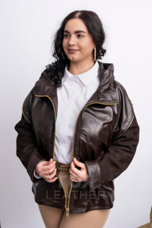 Дамско модерно комбинирано кожено яке с качулка VK- H 011 Това модно яке от естествена кожа с качулка е перфектният избор за стилни и модерни жени! Този продукт се отличава с висококачествен материал и професионална изработка. Якето е с удобна дължина от 62-63 см, което ви позволява да подчертаете стройните си крака. Закопчаването с цип осигурява бързо и лесно обличане. Кафявият цвят допълва перфектно всеки гардероб, допълвайки всяка визия. Качулката добавя елегантност и предпазва от вятър и дъжд. Комбинацията на декоративни ципове, различни текстури гладка напа и велур добавят допънителен чар на модела. Този артикул е не само стилен, но и практичен. Естествената кожа ще издържи години, запазвайки оригиналния си вид с правилна грижа. Добавете кожено яке към гардероба си и ще изглеждате модерно и стилно във всяка ситуация!