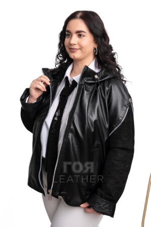 Дамско модерно комбинирано кожено яке с качулка VK- H 011 | ЦВЯТ: Черен Това модно яке от естествена кожа с качулка е перфектният избор за стилни и модерни жени! Този продукт се отличава с висококачествен материал и професионална изработка. Якето е с удобна дължина от 62-63 см, което ви позволява да подчертаете стройните си крака. Закопчаването с цип осигурява бързо и лесно обличане. Класическия черен цвят допълва перфектно всеки гардероб, допълвайки всяка визия. Качулката добавя елегантност и предпазва от вятър и дъжд. Комбинацията на декоративни ципове, различни текстури гладка напа и велур добавят допънителен чар на модела. Този артикул е не само стилен, но и практичен. Естествената кожа ще издържи години, запазвайки оригиналния си вид с правилна грижа. Добавете кожено яке към гардероба си и ще изглеждате модерно и стилно във всяка ситуация!