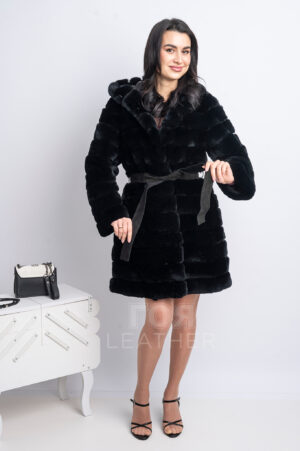 АРТИКУЛ: MD- R47 | ЦВЯТ: Черен Луксозно дамско палто с качулка от рекс- чинчила. Модерна кройка.Класически черен цвят. Моделът позволява да се носи в две различни дължини. Последните три реда от палтото и ръкавите се свалят чрез ципове. Два външни джоба и колан в комплекта за допълнително вталяване. Палто за всеки повод в ежедневието ви.