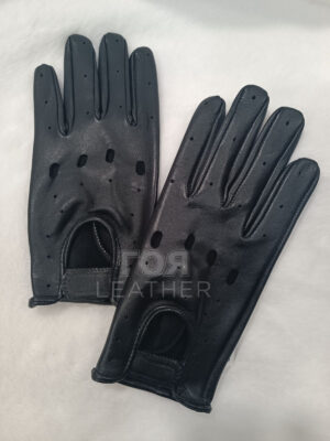 RDSH | ЦВЯТ: Черен Ръкавиците са изработени от мека овча кожа и прилягат плътно. Отворите при кокалите и перфорациите по пръстите им придават шофьорски вид, а каишката на китката ги закрепва. Гладката черна кожа има изчистена повърхност и прецизни шевове. Естествена кожа: Овчата кожа е мека и се износва равномерно при редовна употреба. Комфортно прилягане: Гладката повърхност и профилираните шевове следват формата на ръката и осигуряват плътно, удобно прилягане. Практичен дизайн: Каишката за закопчаване на китката и перфорации осигуряват сигурно прилягане, удобство при носене и по-добра вентилация. Когато се носят, черните ръкавици прилягат близо до ръката, с чисти линии и фина текстура от малките перфорации. Отворите при кокалите и вентилационните прорези по пръстите дават свобода на движение и запазват изчистен силует. Прилепващата каишката държи ръкавиците на място при шофиране или в ежедневието, а кожата с времето омеква и се оформя по ръката.