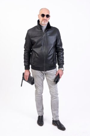 VK- 539 | ЦВЯТ: Черен Класическо късо палто от овча кожа, което съчетава функционалност и стил. Изработено от истинска овча кожа с покритие напалан, продпазващо влага. Късата кройка (68 см) и изчистеният черен цвят го правят универсален избор за студения сезон. Закопчаването с цип осигурява удобно и сигурно прилягане. Моделът разполага с два външни джоба защитени с ципове. Ластика в долната част на кожуха и ръкавите е изработен от агнешка напа. Съчетава се чудесно с класически и спортни дрехи.