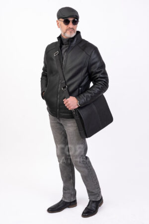 VK- 448 | ЦВЯТ: Черен Класическо късо палто от овча кожа, което съчетава функционалност и стил. Изработено от истинска овча кожа с покритие напалан, продпазващо влага. Късата кройка (69 см) и изчистеният черен цвят го правят универсален избор за студения сезон. Закопчаването с цип осигурява удобно и сигурно прилягане. Моделът разполага с два външни джоба и един вътрешен.  Съчетава се чудесно с класически и спортни дрехи.