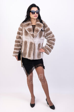 Дамско луксозно палто от Рекс-чинчила. Модел изработен от цели кожи Рекс-чинчила. Модерен цвят бежов меланж. Закопчаване с метални клипсове. Красиво оформен ревер в предната част. Дължината на продукта е 70 см. Изключително леко и удобно палто.