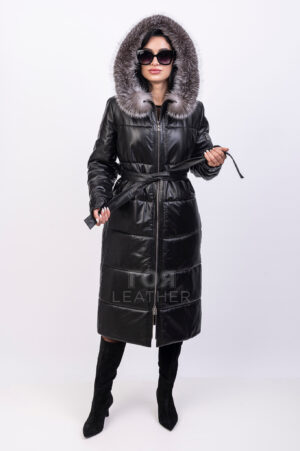 АРТИКУЛ: VK- H 400 | ЦВЯТ: Черен Дамска луксозна кожена парка от ГОЯ Leather. Нов модел издължена парка с качулка и богата гарнитура от сребърна лисица. 100% естествена кожа. Моделът се откроява със своята модерна визия и практична дължина. Ципът е двойно отваряем, с дизайнерски елементи по него. Парката е с вата позволяваща носене и в студени зимни дни. Стил и комфорт! Луксозната визия се допълва от използването на екзотична кожа от натурален питон. Акцент на парката е подвижна кожена чанта, прикрепена към колана. Тя  побира най- необходимото за всякя дама- телефон, картодържател,червило....Интересен елемент е функционален джоб на ръкава. Джобовете в предната част на якето са дискретни, но същевременно удобни.