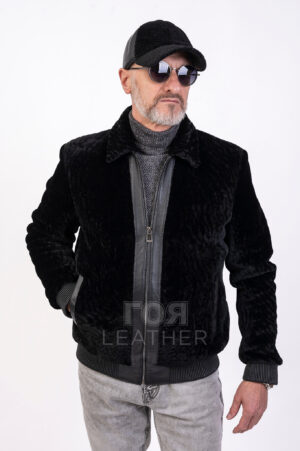 VK- 518 | ЦВЯТ: Черен Мъжки луксозен кожух-бомбър от агнешки мутон. Ново предложение от ГОЯ Leather в категория мъжки луксозни палта. Моделът с дължина 70см е изработен от висококачествен агнешки мутон в комбинация с агнешка напа. Косъмът на мутона е много мек и лек. Закопчаването с цип осигурява удобно и сигурно прилягане. Моделът разполага с два външни и два вътрешни джоба. Ластика в долната част на кожуха и ръкавите е изработен от агнешка напа. Кожуха е изключително удобен и комфортен. Моделът подчертава стилът и класата на своя притежател. За мъжете - ценители на модата и качеството.