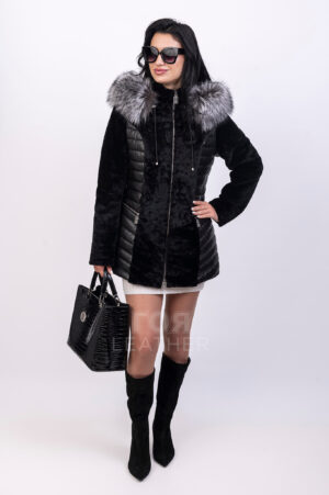 VK- 7581 | ЦВЯТ: Черен Това е поредното бижу в новата ни зимна колекция. Представяме Ви- Дамски втален комбиниран кожух с качулка, изработен от мек мутон и гладка агнешка напа. За разкош, качулката е обкантена с богат косъм на сребърна лисица. Моделът е изключително удобен със своя втален силует и подвижна качулка. Има два външни джоба ,защитени с ципове. За допълнителен уют и комфорт вътре,хастара е леко ватиран. С дължина от 75-76см., този кожух е отличен избор за ежедневието. Ще бъдете  модерни и стилни и в най- студените дни.