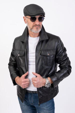 VK- 701 | ЦВЯТ: Черен Ново предложение от ГОЯ Leather- Любимото Ви дънково яке е преработено от гладка агнешка напа в класическо черно за елегантен вид. В предната част, характерните за модела два долни странични и два горни прикачени джоба с капак и капси. Налични и два вътрешни джоба.Закопчването е с метален цип. Дължината от 67см, класическа остра яка и отворения маншет с капси дават завършен вид на модела. Комбинирайте с кожени обувки или маратонки за безупречен аутфит извън работно време. Това мъжко кожено яке е перфектният избор за стилни мъже, които ценят качеството и комфорта.