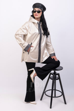 VK- 2154 | ЦВЯТ: Перла Представяме нов модел от колекцията ни пролет-есен. Якето е изработено от висококачествена агнешка напа в цвят перла , и мек и нежен плат алкантара с къс косъм от обратната страна. Моделът се отличава със свободен силует, практична дължина и комфортна качулка. Интересен акцент са контрастните кожени елементи в сив цвят и кръгли метални елементи. кето е двулицево,като джобовете са функционални и от двете страни. Чудесно се комбинира както с джинси в ежедневието,така и с елегантни дрехи за специални поводи. Заложете на качество,комфорт и елегантност.