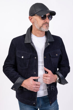 BS- 2601 | ЦВЯТ: Син велур Ново предложение от ГОЯ Leather- Любимото Ви дънково яке е преработено от велур с елементи от агнешка напа в модерен син цвят за елегантен вид. В предната част, характерните за модела два долни странични с цип и два горни прикачени джоба с капак и капси. Налични и два вътрешни джоба. Закопчването е комбинирано, метален цип и платка с капси. С цел защита и по-лесна поддръжка лицевата страна на якята и върешната на маншета са изработени от лицева кожа. Дължината от 65-67см, класическа остра яка и отворения маншет с капси дават завършен вид на модела. Комбинирайте с кожени обувки или маратонки за безупречен аутфит извън работно време. Това мъжко кожено яке е перфектният избор за стилни мъже, които ценят качеството и комфорта.