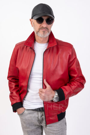 VK- E 290-2 | ЦВЯТ: Червен Представяме ви това класическо мъжко кожено яке, перфектният избор както за ежедневно носене, така и за спортни събития. Този стилен елемент от гардероба е с дължина 67-68 см и е изработен от висококачествена естествена гладка кожа. Класическата линия е разчупена с добавянето на щампирани детайли с принт-питон. Якето се закопчава с матален цип, което го прави удобно и практично. Текстилен ластик в долната част и края на ръкава. Отворен машет с капса за лесно обличане. Два външни и два вътрешни джоба. Стилната, елегантна остра яка е подвижна. Червеният цвят и късата права яка придават на якето характер, спортен дух и гъвкавост, позволявайки му да се съчетава с разнообразни стилове облекло. Поглезете себе си или любимите си хора с това красиво кожено яке!