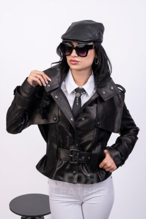 VK- 2343 | ЦВЯТ: Черен-напа Дамско късо кожено яке с колан VK-2343 е стилен и комфортен избор за пролетта, с който ще бъдете на гребена на модната вълна. Гладката агнешка напа е приятна на допир и създава усещане за лукс. Естествената кожа е притежава отлична въздухопроницаемост, позволяваща кожата да диша и осигурява комфорт при всяко време. Класическият черен цвят прави якето универсален елемент от гардероба, който лесно се комбинира с различни стилове и цветни решения. Моделът се отличава с раздвижена кройка , при която платката покриваща раменете се сваля с помоща на капси. Широкият колан подчертава елегантно талията. Модерната висока яка позволява да се носи и като отворен ревер. Якето е с комбинирано закопчаване- цип и капси. Това яке определено ще създаде един неповторим и модерен образ на своята притежателка.