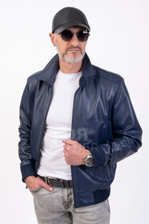 VK- E 290-2 | ЦВЯТ: Син Представяме ви това класическо мъжко кожено яке, перфектният избор както за ежедневно носене, така и за спортни събития. Този стилен елемент от гардероба е с дължина 67-68 см и е изработен от висококачествена естествена гладка кожа. Класическата линия е разчупена с добавянето на щампирани детайли с принт-питон. Якето се закопчава с цип, което го прави удобно и практично. Текстилен ластик в долната част и края на ръкава. Два външни и два вътрешни джоба. Стилната и елегантна остра яка е подвижна. Синият цвят и късата права яка придават на якето спортен дух и гъвкавост, позволявайки му да се съчетава с разнообразни стилове облекло. Поглезете себе си или любимите си хора с това красиво кожено яке!