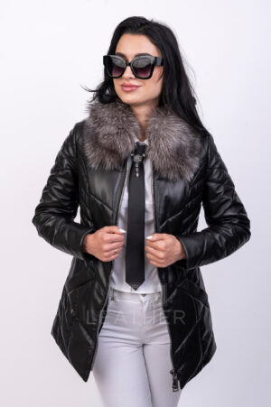 VK- H 36 | ЦВЯТ: Черен Парката модел VK- H 36 е изработена е от висококачествена агнешка кожа, осигуряваща надеждна защита от вятър и влага. Вътре в якето има термо изолация, която перфектно задържа топлината и ви позволява да се чувствате комфортно дори при ниски температури. Акцент е богата яка, изработена от козина на лисица. Тя е отлична декорация на образа, подчертавайки красотата на притежателката си. В предната част парката разполага с два джоба. Закопчаване с двойно отваряем цип. Дължината на продукта от 75см. го прави идеален избор за студените дни! Потопете се в света на стилната мода с това ултрамодерно кожено пухено яке,което няма да остави безразличен нито един моден ентусиаст!