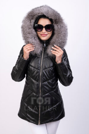 VK- H 36 К | ЦВЯТ: Черен Парката модел VK- H 36 К е изработена е от висококачествена агнешка кожа, осигуряваща надеждна защита от вятър и влага. Вътре в якето има термо изолация, която перфектно задържа топлината и ви позволява да се чувствате комфортно дори при ниски температури. Акцент е подвижната качулка, изработена от козина на сребърна лисица. Тя е отлична декорация на образа, подчертавайки красотата на притежателката си. В предната част парката разполага с два джоба. Закопчаване с двойно отваряем цип. Дължината на продукта от 75см. го прави идеален избор за студените дни! Потопете се в света на стилната мода с това ултрамодерно кожено пухено яке,което няма да остави безразличен нито един моден ентусиаст!