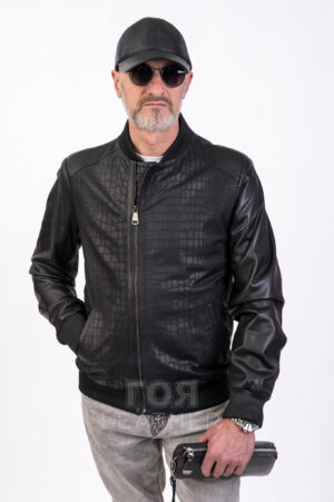 BS- Класик | ЦВЯТ: Черен кроко Удобно и практично, това мъжко кожено яке ще се превърне в незаменим елемент в гардероба ви за пролетта и есента. Модел е изработен от висококачествена щампирана с кроко ефект напа в гръб и предна част и гладка агнешка кожа при ръкавите. Дължината на продукта е 72 см, което го прави универсален за всеки стил, от спортен до клачически. Закопчаване с метален цип. Моделът разполага с два виншни и два вътрешни джоба. Ръкавите, долната част и яката на якето завършват с текстилен ластик.  Класическият черен цвят ще подхожда на много визии в гардероба Ви.