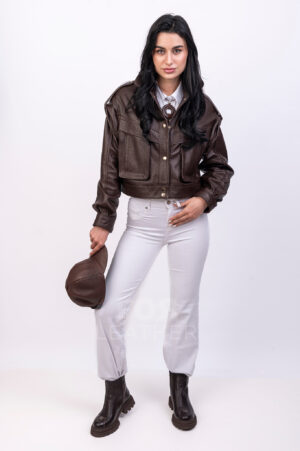 VK- 034 | ЦВЯТ: Кафяв Търсите идеалното съчетание на стил, качество и комфорт? Оригиналното яке модел VK-034 в кафяво ,е моделът който ще допълни визията Ви по модерен начин. Отличава се от стандартните класически кожени якета със своята дължина от 48 см. и интересни детайли. Силуетът е оверсайз. Акцент са прикачените джобове и обемните рамене с пагони и набор от кожа. За допълване на шикозната визия са използвани капси в златисто. За изработка на якето е използвана агнешка кожа с характерен релеф и текстура. Благородният цвят в кафяво позволява да създавате различни образи ,от спортни до елегантни.Якето ще бъде отлично допълнение към Вашия гардероб, подчертавайки вашата индивидуалност.