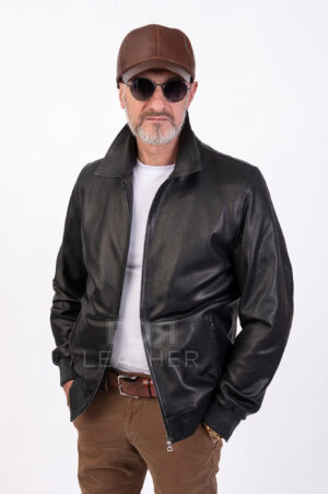 Мъжкото яке от естествена кожа VK- M 101 | ЦВЯТ: Черен Един от най-популярните модели мъжки якета от естествена кожа. Подобни модели с различни дизайнерски опции са включени във всяка нова колекция. Късо кожено яке в стил бомбър. Кожен ластик на ханша  и маншетите. Затваряне с цип. В предната част има два джоба. Налични са и два вътрешни джоба. Якето се характеризира с повишена устойчивост на износване, практичност и перфектно запазва външния си вид в продължение на много сезони. Много удобен, модел ушит от висококачествена естествена релефна агнешка кожа. Тя е мека и еластична, има характерен приятен блясък. Издръжлива, без мирис, лесна за почистване.  Яката тип риза внася класика и собствена „жизненост“ във визията.