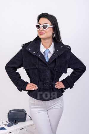 VK- 2343 | ЦВЯТ: Син-велур Тъмно синьото яке от естествен велур VK-2343 е стилен и комфортен избор за пролетта, с който ще бъдете на гребена на модната вълна. Мекият,кадифен материал е приятен на допир и създава усещане за лукс. Естествената велурена кожа притежава отлична въздухопроницаемост, позволяваща кожата да диша и осигурява комфорт при всяко време. Класическият тъмно син цвят прави якето универсален елемент от гардероба, който лесно се комбинира с различни стилове и цветни решения. Моделът се отличава с раздвижена кройка , при която платката покриваща раменете се сваля с помоща на капси. Широкият колан подчертава елегантно талията. Модерната висока яка позволява да се носи и като отворен ревер. Якето е с комбинирано закопчаване- цип и капси. Това яке определено ще създаде един неповторим и модерен образ на своята притежателка.