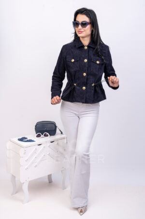 VK- 702 | ЦВЯТ: Син-велур Дамско велурено сако с модерна линия в наситен син цвят за елегантен вид. Прикачени джобове с капаци, златни копчета -капси, шнур за пристягане в талията. Изключително удобно и същевременно елегантно яке. Дължината на продукта от 55 см, позволява да се комбинира с всякакви дрехи от гардероба, от дънки и панталони до романтична рокля. Подходящ избор за сезони пролет и есен.