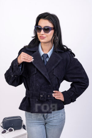 VK- 2175 | ЦВЯТ: Син-велур На Вашето внимание представяме това, супермодерно късо двуредно велурено яке с ярки акценти. Ръкавите са с обемна горна част, подчертана с пагони и стесняване в долната част към маншета с подвижно коланче с катарама. Интересен детайл са множеството копчета по дължина на ръкава. Широк колан подчертава талията и придава хармоничен и женствен силует тип,,пясъчен часовник,,. Якето се закопчава двуредно, посредством копчета тип капса. Яката е оформена в красив ревер. Допълнителните платки в предната част и на гърба придават шик и стилизират модела. Със своята дължина от 60см., чудесно се комбинира както с джинси,клинове и панталони,така и с елегантни и романтични рокли. Това не е просто яке, а ярка модна изява!