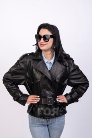 VK- 2175 | ЦВЯТ: Черен-напа На Вашето внимание представяме това, супермодерно яке с ярки акценти. Ръкавите са с обемна горна част, подчертана с пагони и стесняване в долната част към маншета с подвижно коланче с катарама. Интересен детайл са множеството копчета по дължина на ръкава.  Широк колан подчертава талията и придава хармоничен и женствен силует тип,,пясъчен часовник,,. Якето се закопчава двуредно, посредством копчета тип капса. Яката е оформена в красив ревер. Допълнителните платки в предната част и на гърба придават шик и стилизират модела. Със своята дължина от 60см., чудесно се комбинира както с джинси,клинове и панталони,така и с елегантни и романтични рокли. Това не е просто яке, а ярка модна изява!