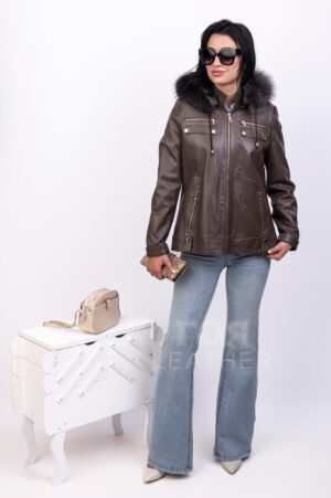 VK- S 8 | ЦВЯТ: Тауп Дамско модерно кожено яке с подвижна качулка VK- S 8 , е ново попълнение за сезони пролет-есен. Моделът е изработен от агнешка напа в прекрасният цвят тауп. Интересен акцент са металните елементи в златисто. Това дамско яке е изключително практично със своите четири външни  джоба. Подвижната качулка е декорирана с косъм на лисица. Силуетът е втален и подчертава фигурата. Идеално се комбинира с джинси, поли , панталони. Цветът е лесно адаптивен към всякакви дрехи от гардероба Ви. С това яке ,романтиката среща практичността. Чудесен избор за ежедневието.