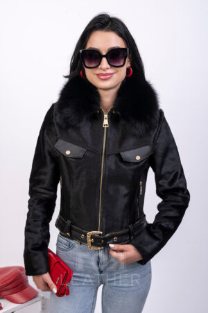 Дамско луксозно кожено яке от пони с лисица  VK- 631 | ЦВЯТ: Черен-Пони На Вашето внимание предлагаме това модерно късо яке от кожа на пони. Моделът е декориран с богата и пухкава яка от лисица, която е подвижна. Използвани са метални ципове в златисто,  допълващи шикозната визия на якето. Коланът, декоративните капаци отпред са изработени от агнешка напа. Това яке в класичвски черен цвят е подходящо за всеки стил дрехи от гардероба Ви. Може да го носите по всякакъв повод, и определено ще се чувствате на гребена на модната вълна.