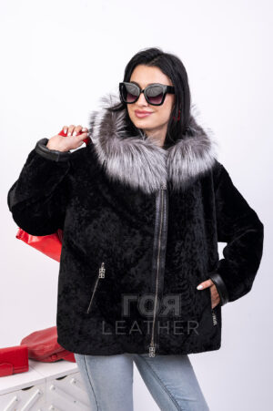 VK- 7579 | ЦВЯТ: Черен Това е поредното бижу в новата ни зимна колекция. Представяме Ви модерен агнешки кожух, изработен от мек мутон с детайли от лицева кожа. За разкош, качулката е обкантена с богат косъм на сребърна лисица.Моделът е изключително удобен със своя прав, свободен силует в стил овърсайз. Закопчаване с двойно отваряем метален цип. Има два външни, странични джоба,защитени с ципове. За допълнителен уют и комфорт вътре,хастара е леко ватиран. С дължина от 67-68см., този кожух е отличен избор за ежедневието. Ще бъдете модерни и стилни и в най- студените дни.