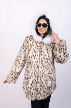 АРТИКУЛ: MD- Eco Ris | ЦВЯТ: Еко Рис Представяме Ви чудесно палто изработено от еко кожа с ефект на рис. Моделът има свободен силует. За по-голямо удобство ципът е двойно отваряем . Два комфортни джоба и удобна качулка допълват палтото. Може допълнително да го пристягате с кожен колан , съчетан с цвета на обувките или ботите. Удобно и лесно за носене, това топло и красиво палто е отличен избор за студените дни. Стандартната дължина е 80 см. Предлага се с качулка ,обкантена с натурална лисица в бяло. То е идеално за жени с всякакъв размер и височина и допълва както брюнетки, така и блондинки.