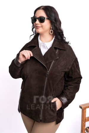 VK- Z 25246 | ЦВЯТ: Кафяв На Вашето внимание , модерно яке в комбинация от мека агнешка напа и велур ! Моделът е в най-актуалният за сезона цвят- шоколадово кафяв. Силуетът е прав, с леко диагонално закопчаване с цип. Над джобовете има ефектни декоративни капаци с магнит. Задната част на якето е леко издължена , което прави по-елегантна визията. Модерно,удобно и практично, това яке ще подчертае Вашият стил! Отличен избор за сезони пролет и есен.