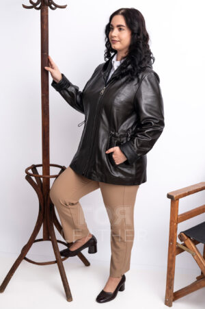нов продукт - кожено яке с качулка и връзки VK- 409 | ЦВЯТ: Черен шоколад ще ви помогне да създадете елегантен, неустоим имидж. Изисканият модел ще изглежда много спретнат и привлекателен. Този тип връхни дрехи са подходящи за ежедневна употреба: офис помещения, забавления или официални събития. Моделът е изработен от естествена гладка кожа. Тя е много мека и приятна на допир и прави изделието удобно за носене. Поради факта, че такава кожа е много еластична, движенията в якето абсолютно не са ограничени, а напротив, леки и свободни. Връзките ви позволяват да регулирате кройката и да създадете прилепнал силует, подчертавайки вашата изтънченост. Цвета черен шоколад на якето лесно се комбинира с различни елементи от облеклото, било то дънки, пола или рокля. Вътрешната час на качулката, обърнатия маншет и реверите са в черен цвят. Дължината на продукта (70 см) осигурява добра защита от вятъра и свобода на движение. Естествената агнешка кожа осигурява приятно усещане и гарантира издръжливост. Изработено по най-високите стандарти за качество, това яке се предлага в широка гама от размери (S-2XL), което позволява на всяка жена да намери перфектния размер.