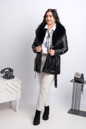 VK- R 40 | ЦВЯТ: Черен Елегантно кожено яке с луксозна яка от лисица е идеален избор за стилни и уверени жени, които ценят комфорта и качеството. Изработен от естествена агнешка кожа, моделът осигурява надеждна защита от студ и вятър, като същевременно запазва изискана визия. Мека и еластична, кожата има добра здравина и красив дизайн. Към якето е приложен подвижен колан за връзване, с който можете да подчертаете предимствата на фигурата и да подчертаете талията. Закопчаването на якето и страничните джобове е метален цип. Дължината на продукта е 72 см. Луксозната яка от естествена кожа от лисица се съчетава добре с различни дрехи, спомагайки за създаването на уникални, модерни визии. При необходимост може лесно да се отстрани. Коженото яке е идеално за есента и пролетта. Той ще се превърне в незаменим елемент от вашия гардероб, който ще ви радва с качество и шикозен външен вид в продължение на много сезони.