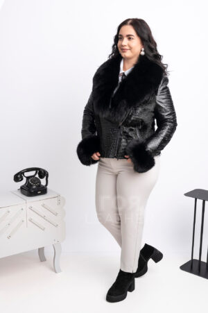 VK- 404- A | ЦВЯТ: Черен Дамско екстравагантно кожено яке с пони и лисица е подходящо за създаване на ежедневни визии. Отивате на кино или клуб? Разходка в парка?  Допълнете визията си с това яке - и ще бъдете на върха! Коженото яке е изработено в ефектна комбинация от три вида кожа, което подчертава луксозния вид на модела, като акцента тук е естествена кожа пони с лазерно оформен кроко-принт на косъма. Благодарение на универсалния си черен цвят, якето може да се носи с рокли, поли, дънки или панталони от всякакъв цвят. Закопчава се с цип. Подвижната гарнитура от лисица е покрива класическа яка тип-ревер. Якето разполага с два вертикални джоба, които се затварят с цип. Дължина на продукта – 60 см.