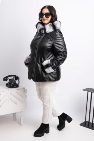 VK- Z 011 | ЦВЯТ: Черен Представяме Ви нов модел дамско кожено яке с качулка. Якето е изработено от мека и еластична агнешка напа. Използвани са цели кожи, без да е рязано в талията. Моделът е допълнен с кожа от рекс-чинчила, която богато декорира качулката и маншетите. Използвана е кожа в сиво за обкантване на самото яке. За комфорт и удобство има топла подплата, от мек плюшен текстил. Метални декоративни елементи допълват шикозната визия. Дължина на продукта 70 см. Прекрасен избор за дами със стил и самочувствие.