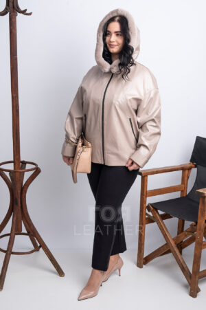 VK- Z 2624 | ЦВЯТ: Бежова перла За това яке можем да кажем само едно - идеален избор. Свободен силует, практична дължина, модерен цвят, съвременна кройка. Якето е изработено от висококачествена агнешка напа в бежов цвят , с лек перлен ефект. Удобната качулка е допълнена с кожа от рекс- чинчила, която се сваля . Ръкавната извивка осигурява комфорт и за дами с по-едра гръдна обиколка. Дължината на якето 66-67 см, е подходяща както за панталони, така и рокли, поли или клинове. Моделът е за сезони пролет и есен.