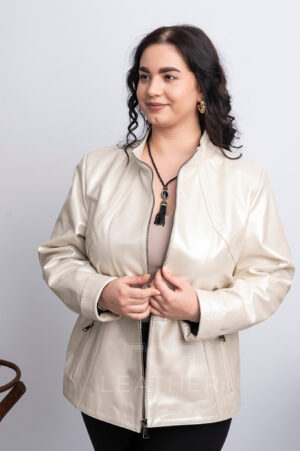 VK- B 2601 | ЦВЯТ: Перла Представяме прекрасен модел дамско кожено яке от новата ни колекция. Моделът е изработен в най- модерният цвят ПЕРЛА. Якето е с прав силует и дълбока ръкавна извивка, което е идеален избор и за дами с по-пищни форми. Има интересни елементи от кожата с щампа, които му придават шик и елегантност. Дължина на продукта 65 см. Моделът е изработен с малка права яка ,която лесно се обръща и отваря на ревер. Ако искате да изглеждате стилно и красиво, и да се чувствате удобно -това е Вашето яке.