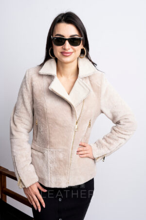 Дамско късо палто от мутон  VK- K 119 MUTON | ЦВЯТ: Бежов Дамско късо, спортно елегантно палто от мутон е подходящо за създаване на различни ежедневни визии. Отивате на кино или клуб? Разходка в парка? Допълнете визията си с това палто - и ще бъдете на върха!  Моделът е изработено в  комбинация от агнешки мутон и лицева кожа. Благодарение на универсалния си бежов цвят, палтото може да се носи с рокли, поли, дънки или панталони от всякакъв цвят. Закопчава се с цип.  Моделът разполага с два вертикални джоба, които се затварят с цип. За удобство, с цел регулиране на размера има два успоредни ципа,които при необходимост се затварят до горе. Дължина на продукта – 62 см