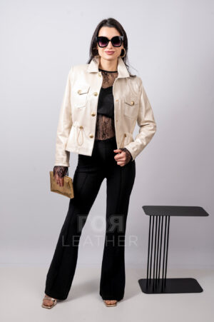 VK- 702 | ЦВЯТ: Перла Дамско кожено сако с модерна линия в уникален цвят перла. Прикачени джобове с капаци, златни копчета -капси, шнур за пристягане в талията. Изключително удобно и същевременно елегантно яке. Може да се комбинира с всякакви дрехи от гардероба, от дънки и панталони до романтична рокля. Подходящ избор за сезони пролет и есен.