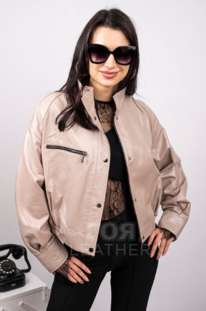 АРТИКУЛ: VK- Z 2622 | ЦВЯТ: Бежова перла Представяме Ви нов модел яке в стил бомбер. Изработен от висококачеатвена агнешка напа. Моделът се отличава с изчистена визия. А кцент е високата яка и широките маншети. Якето е двойно закопчаване- цип и платка с капси. Моделът е с един джоб в предната част, затворен с цип. С дължина от 53 см, якето е изключително удобно и пасва добре на всякакъв тип дрехи, от спортни до елегантни. Чудесен избор за ежедневието.