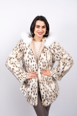 АРТИКУЛ: MD- Eco Ris | ЦВЯТ: Еко Рис Представяме Ви чудесно палто изработено от еко кожа с ефект на рис. Моделът има свободен силует. За по-голямо удобство ципът е двойно отваряем . Два комфортни джоба и удобна качулка допълват палтото. Може допълнително да го пристягате с кожен колан , съчетан с цвета на обувките или ботите. Удобно и лесно за носене, това топло и красиво палто е отличен избор за студените дни. Стандартната дължина е 80 см. Предлага се с качулка ,обкантена с натурална лисица в бяло. То е идеално за жени с всякакъв размер и височина и допълва както брюнетки, така и блондинки.